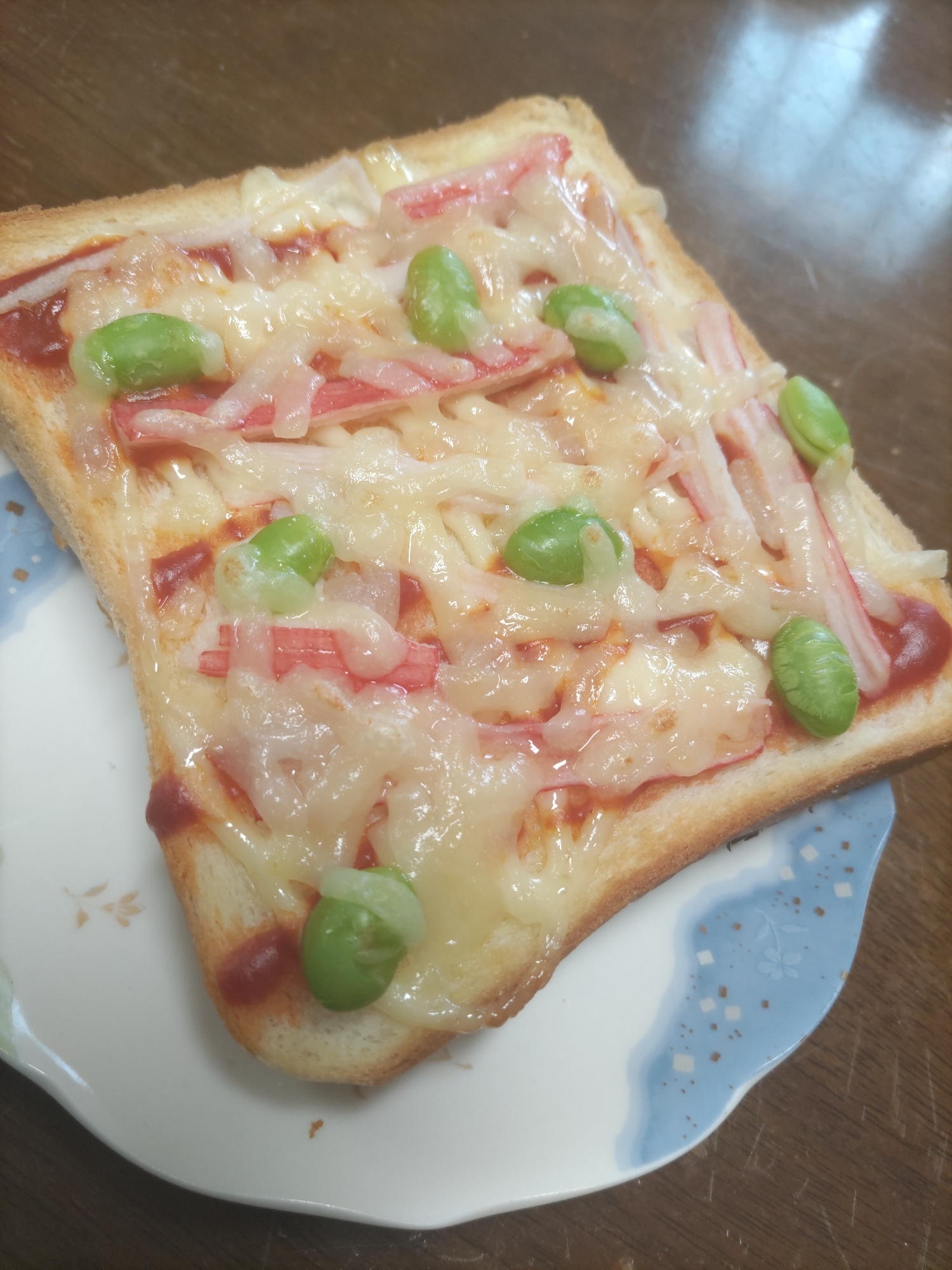 カニカマと枝豆のチーズトースト