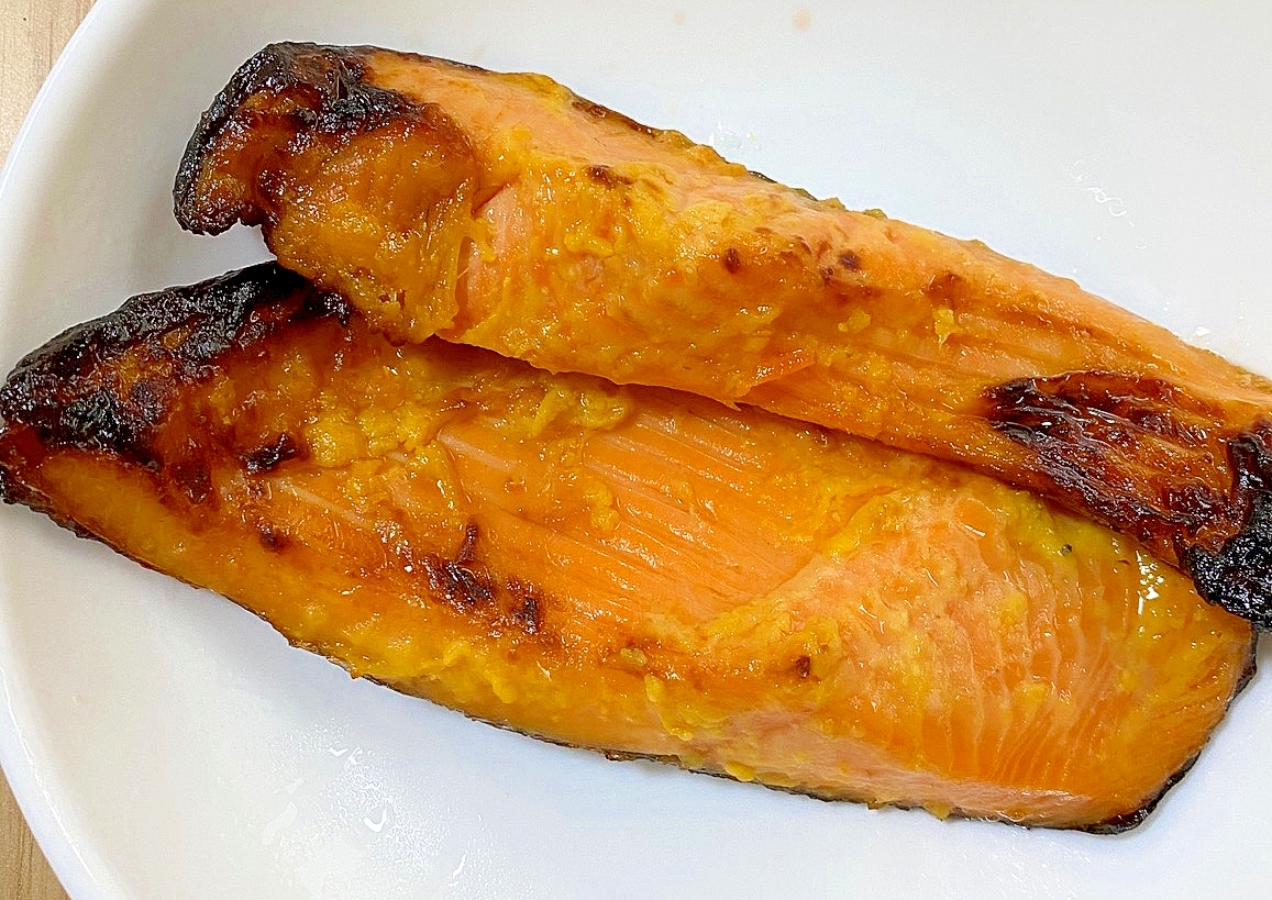 フライパンで焼く鮭の西京焼き