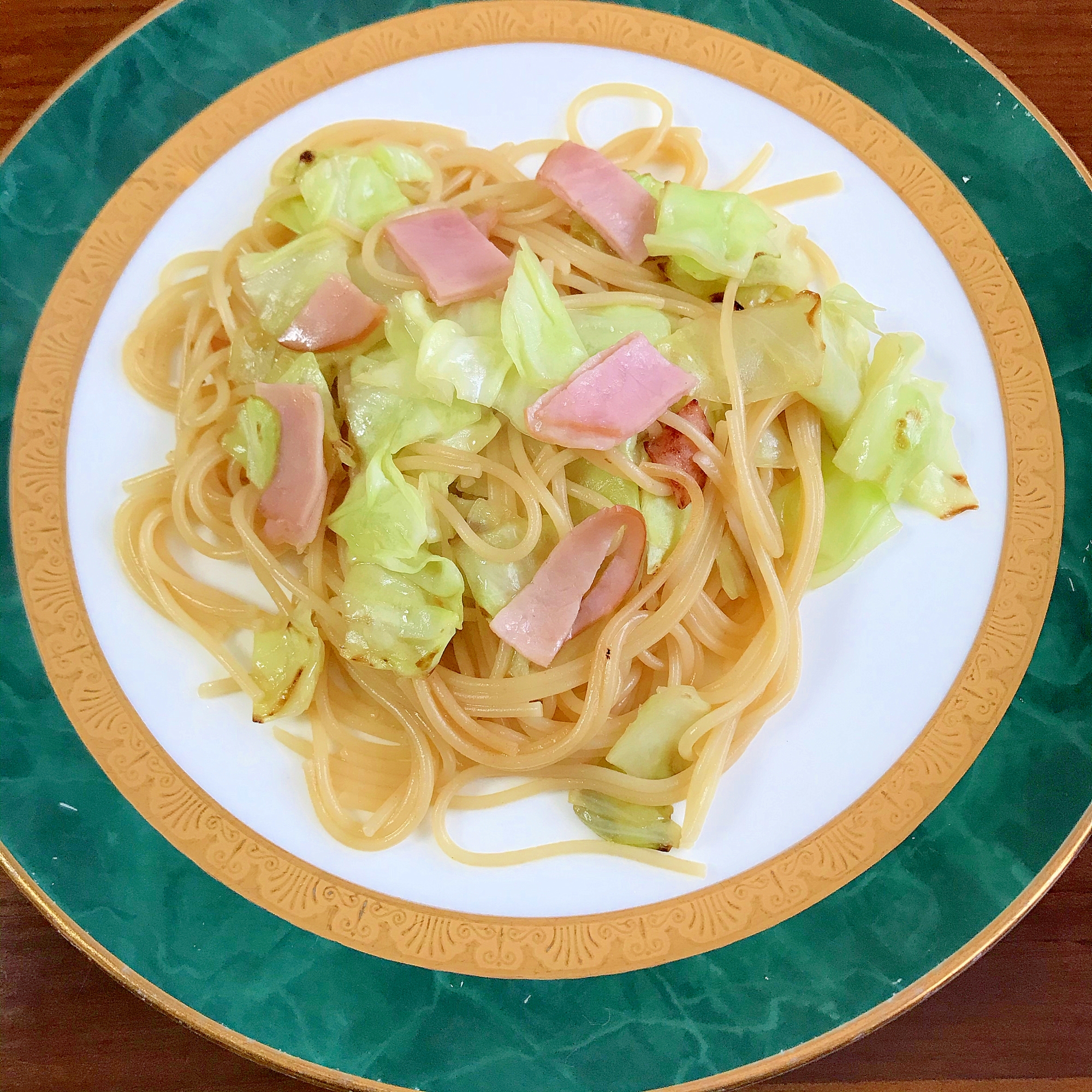 キャベツとハムのにんにくバター醤油パスタ