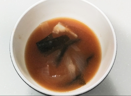 しいたけ、たまねぎ、わかめのお味噌汁