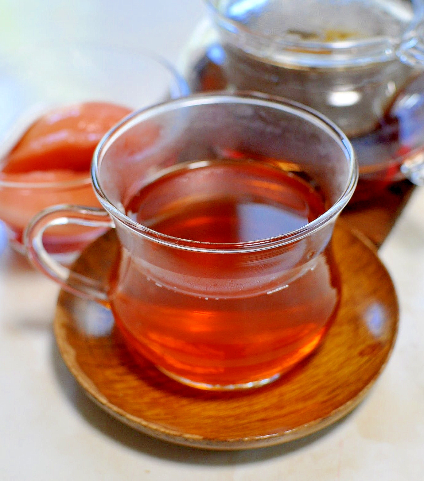 透明なグラスに入ったピーチティー