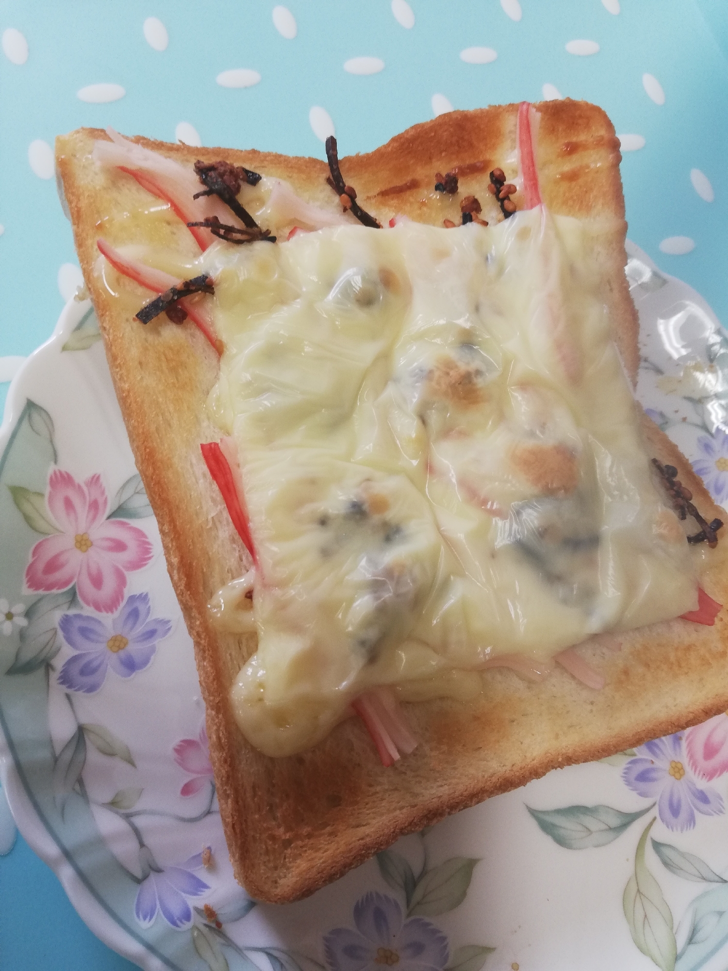 梅塩昆布とカニカママヨのチーズ乗せトースト