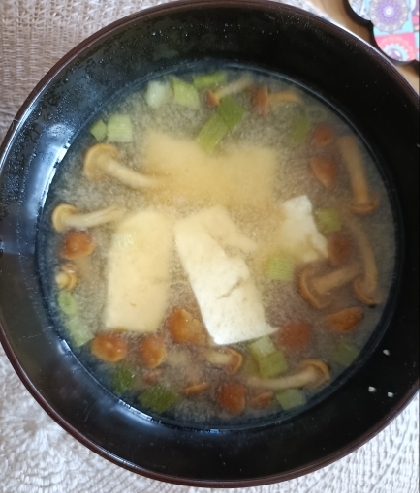 キャベツとなめことオクラのお味噌汁