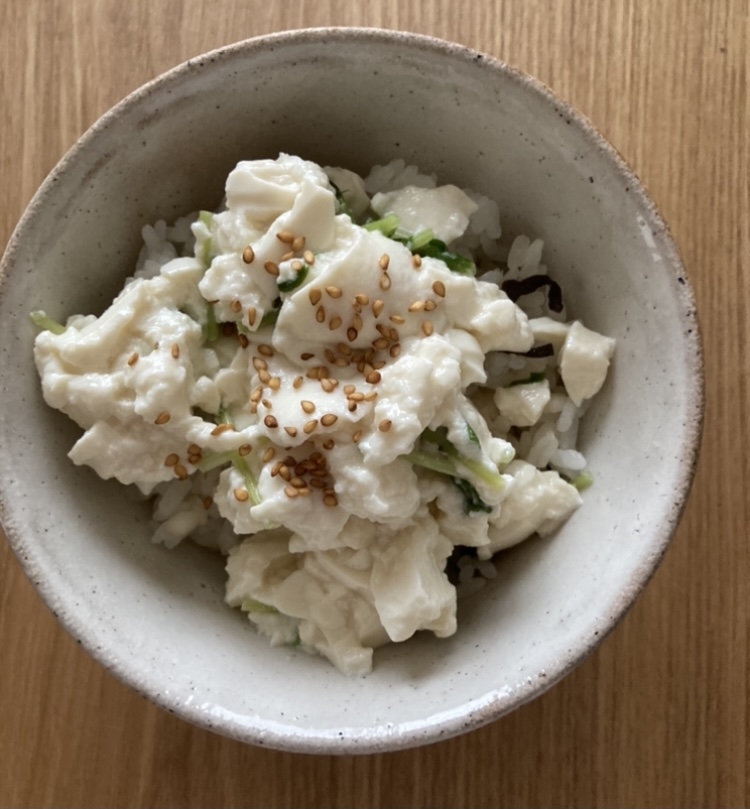 塩昆布ごはんで豆苗豆腐丼