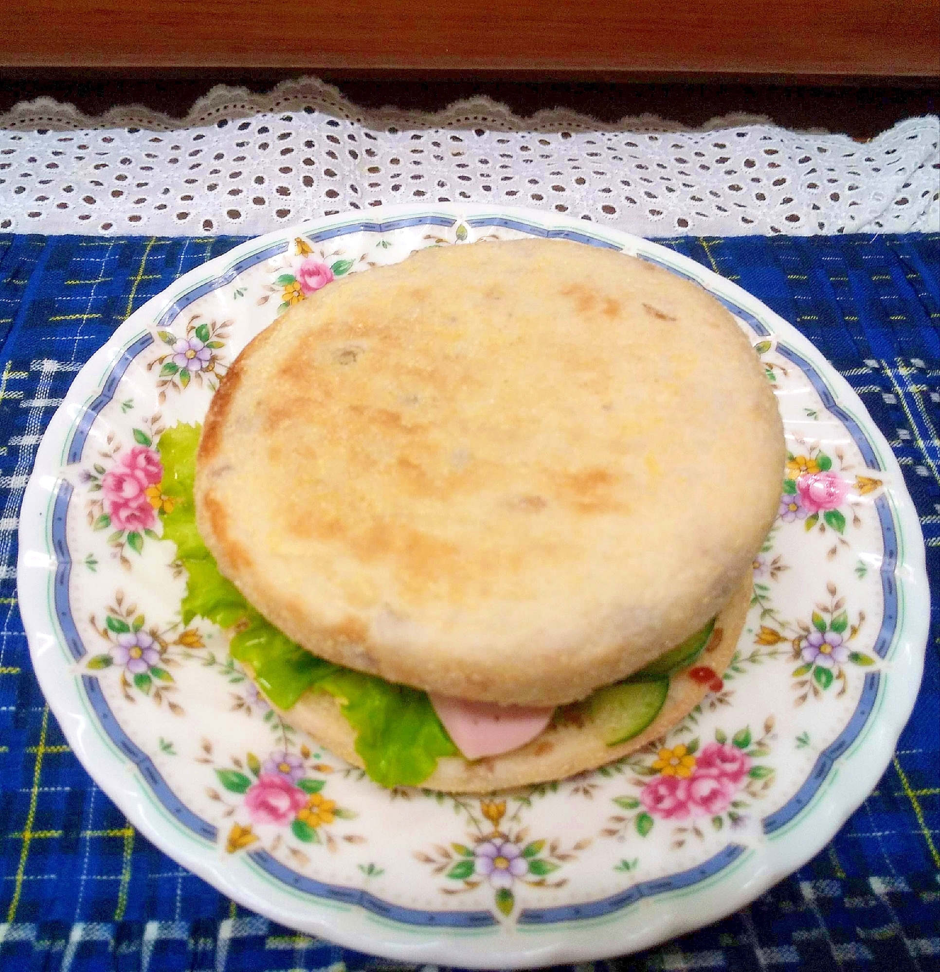 花柄のお皿に盛り付けられた魚肉ソーセージマフィン