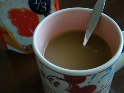 紅茶ラテじゃなく普通の紅茶使用ですが…苺ジャムプラスのミルクティめっちゃ旨い～！カロリー1/3使用だから3杯お代わりしてもOKね(*^m^*)❤んふ♪