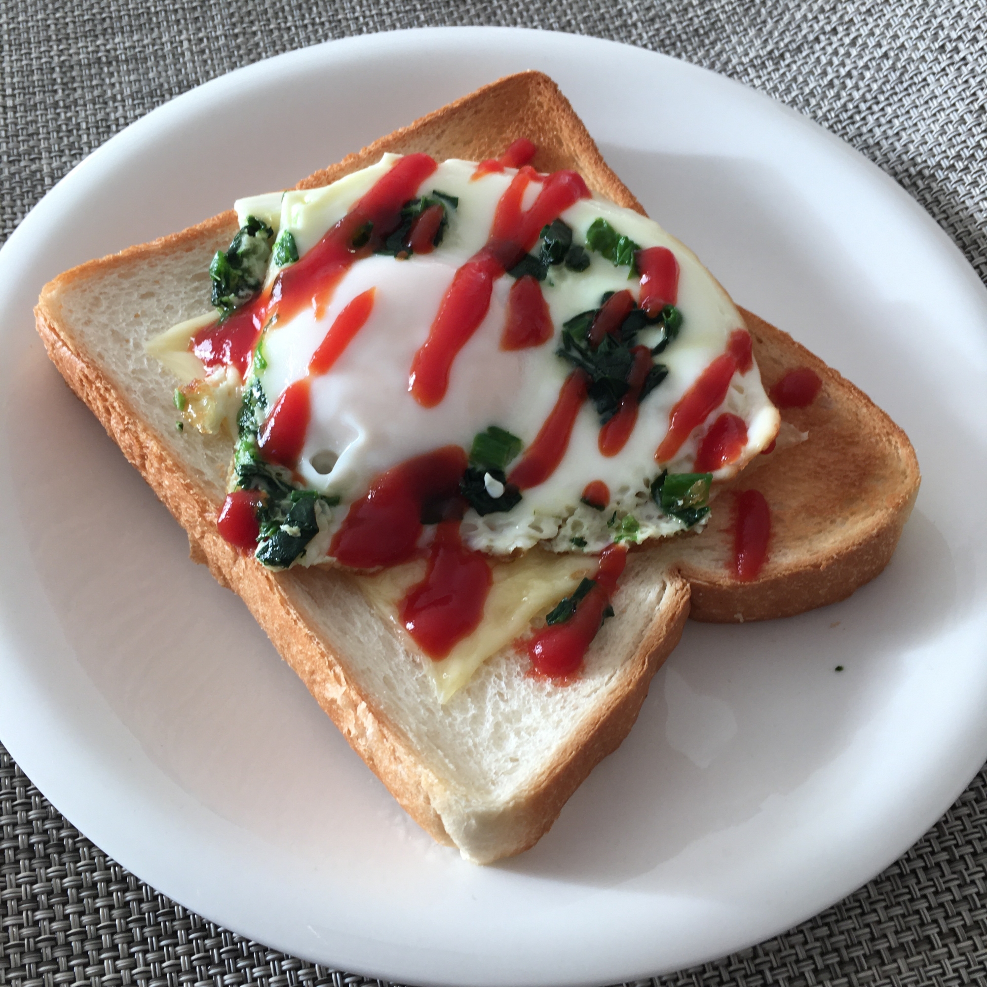 ほうれん草とチーズの目玉焼きトースト