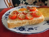 ☆オリーブオイルで♪　トマトと粉チーズのトースト☆