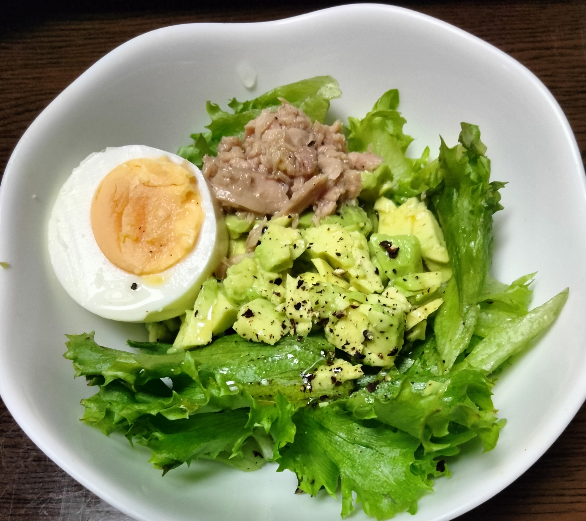 アボカドゆで卵ツナのせたレタスサラダ