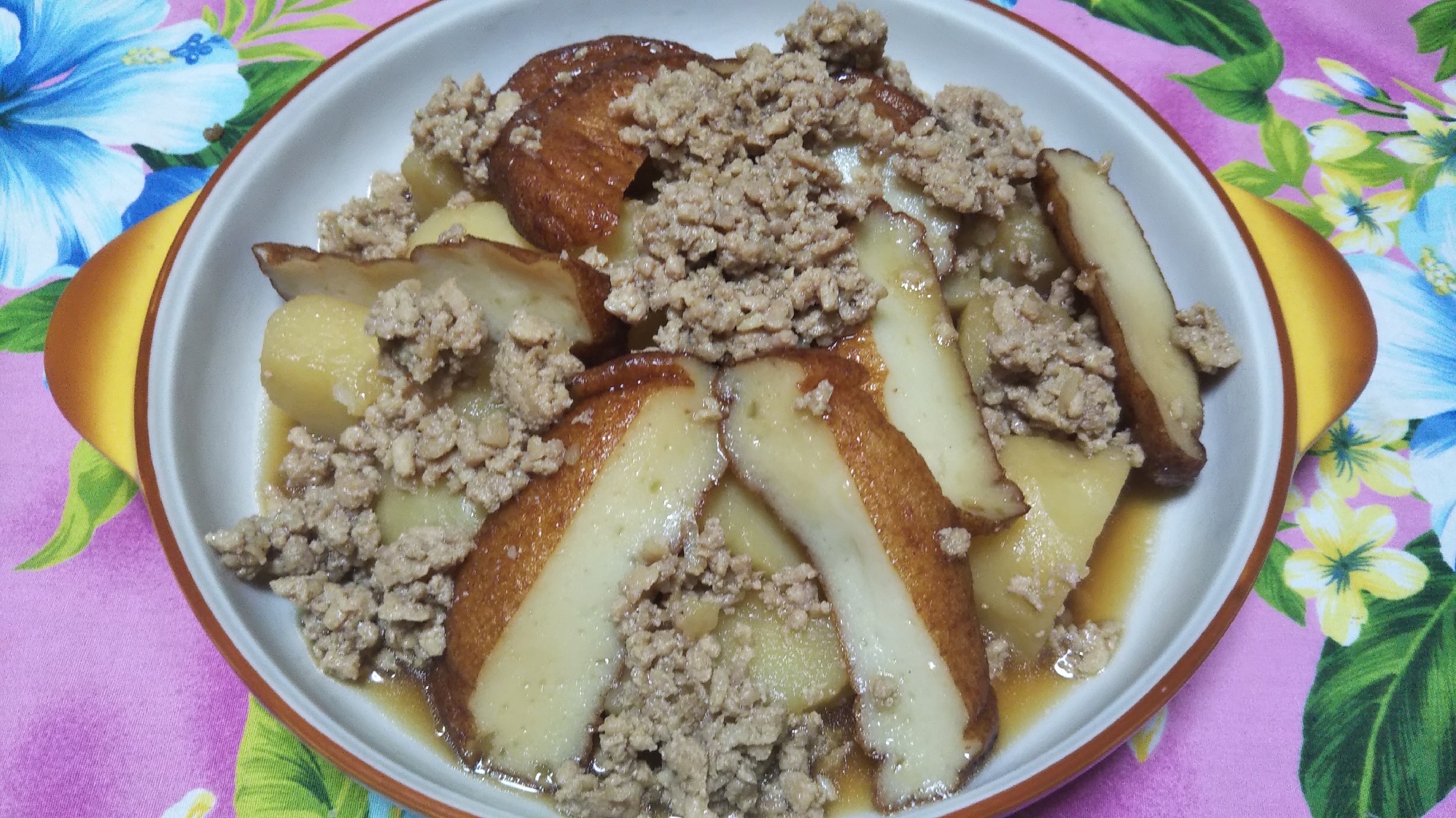 じゃが芋と鶏ひき肉と薩摩揚げの煮物☆