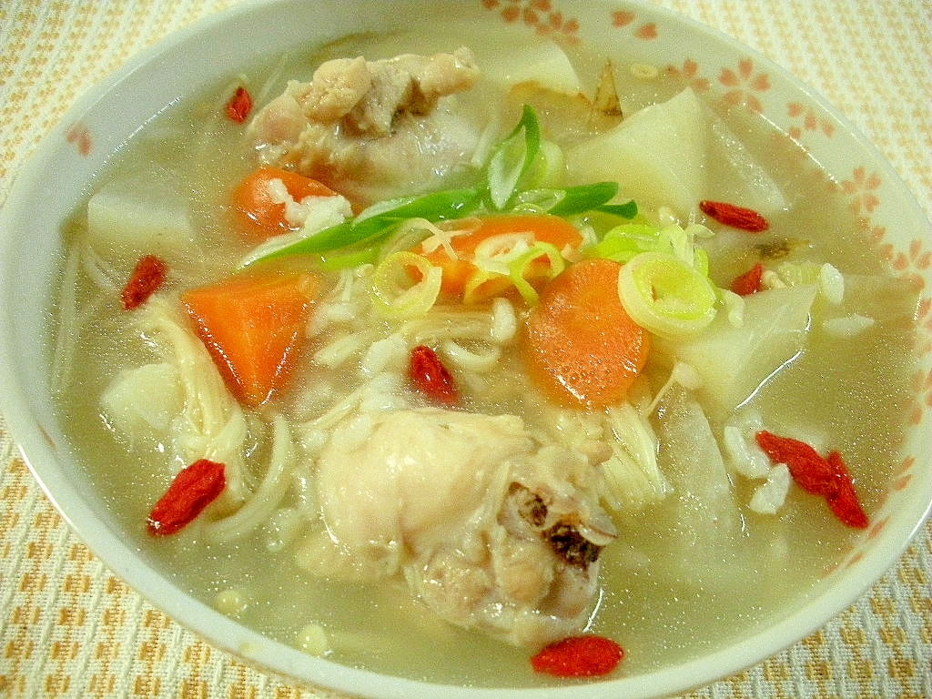アツアツが美味い!たっぷり根菜と手羽元の参鶏湯風