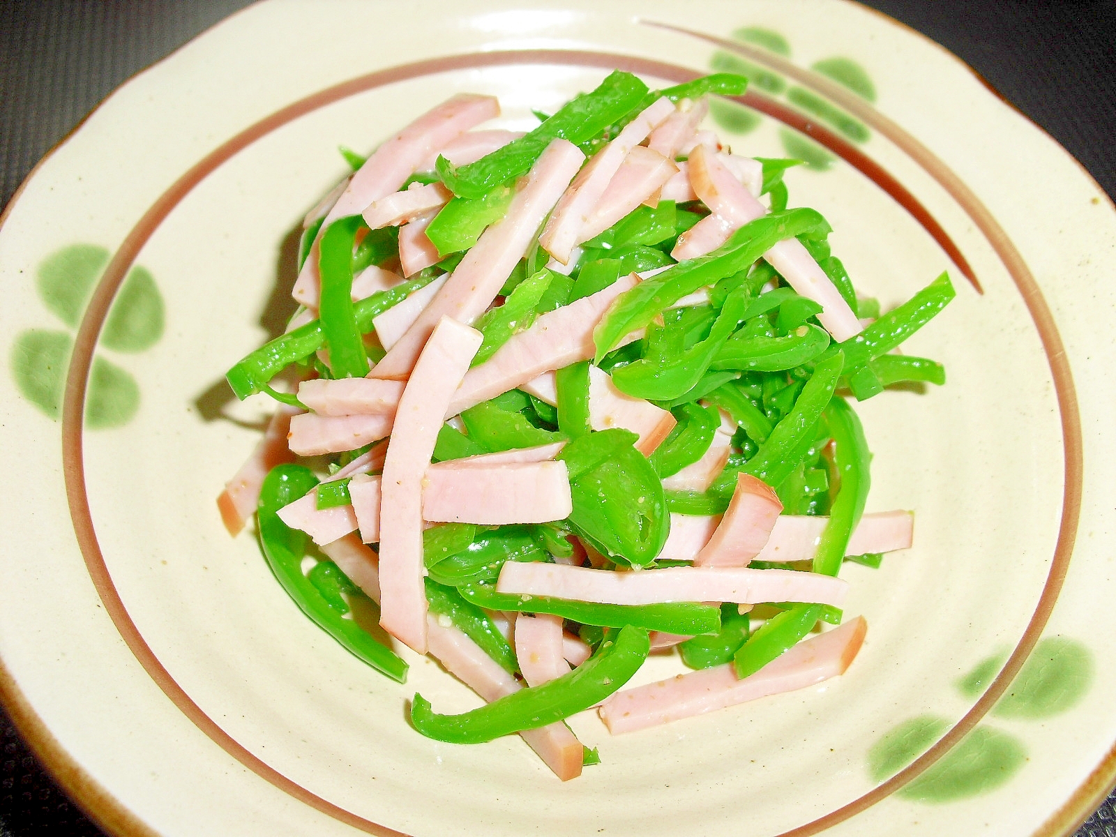 お弁当のおかず♪我が家の“ピーマン・ハムあえ”