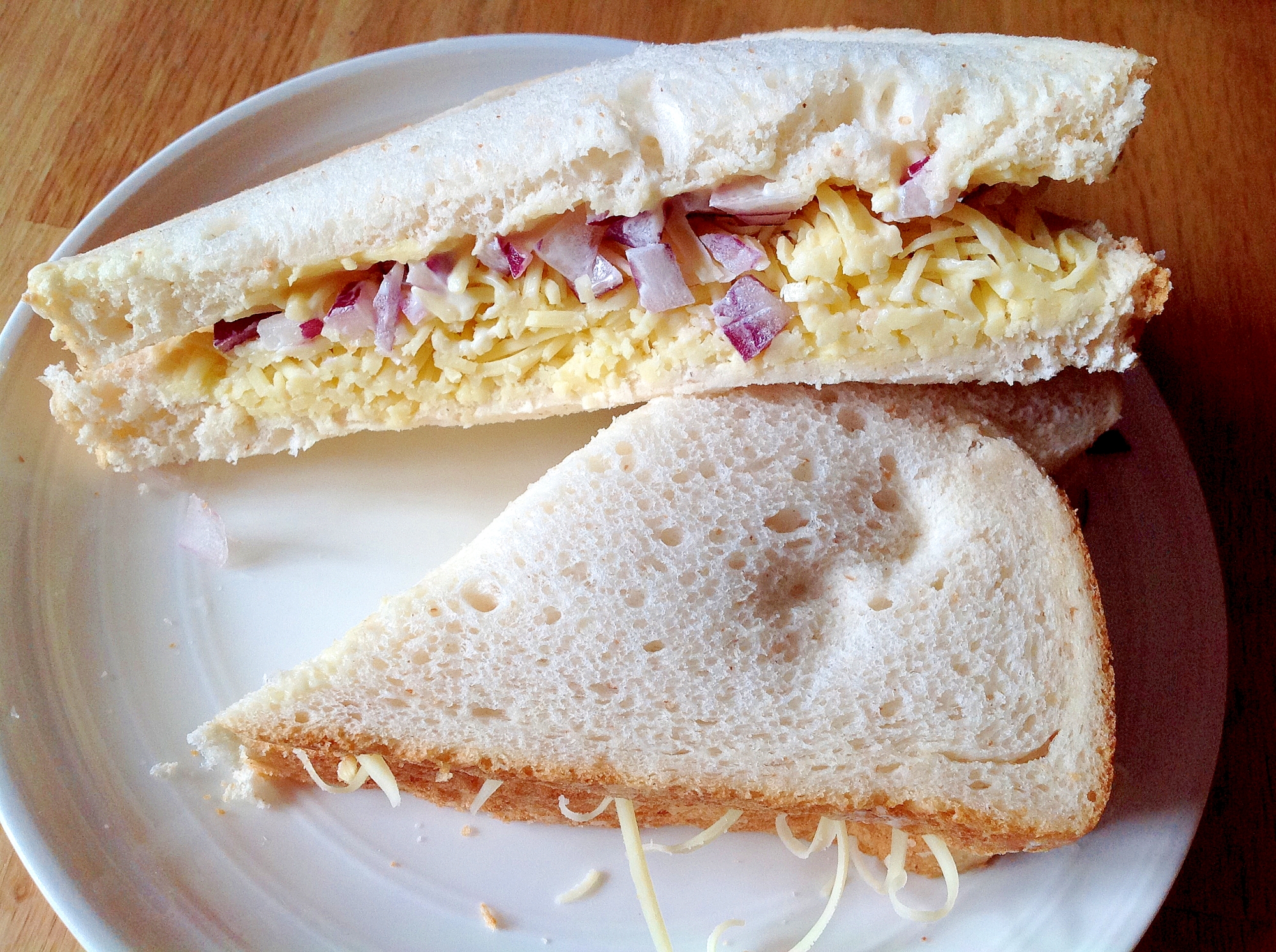 赤玉ねぎとエダムチーズのサンドイッチ