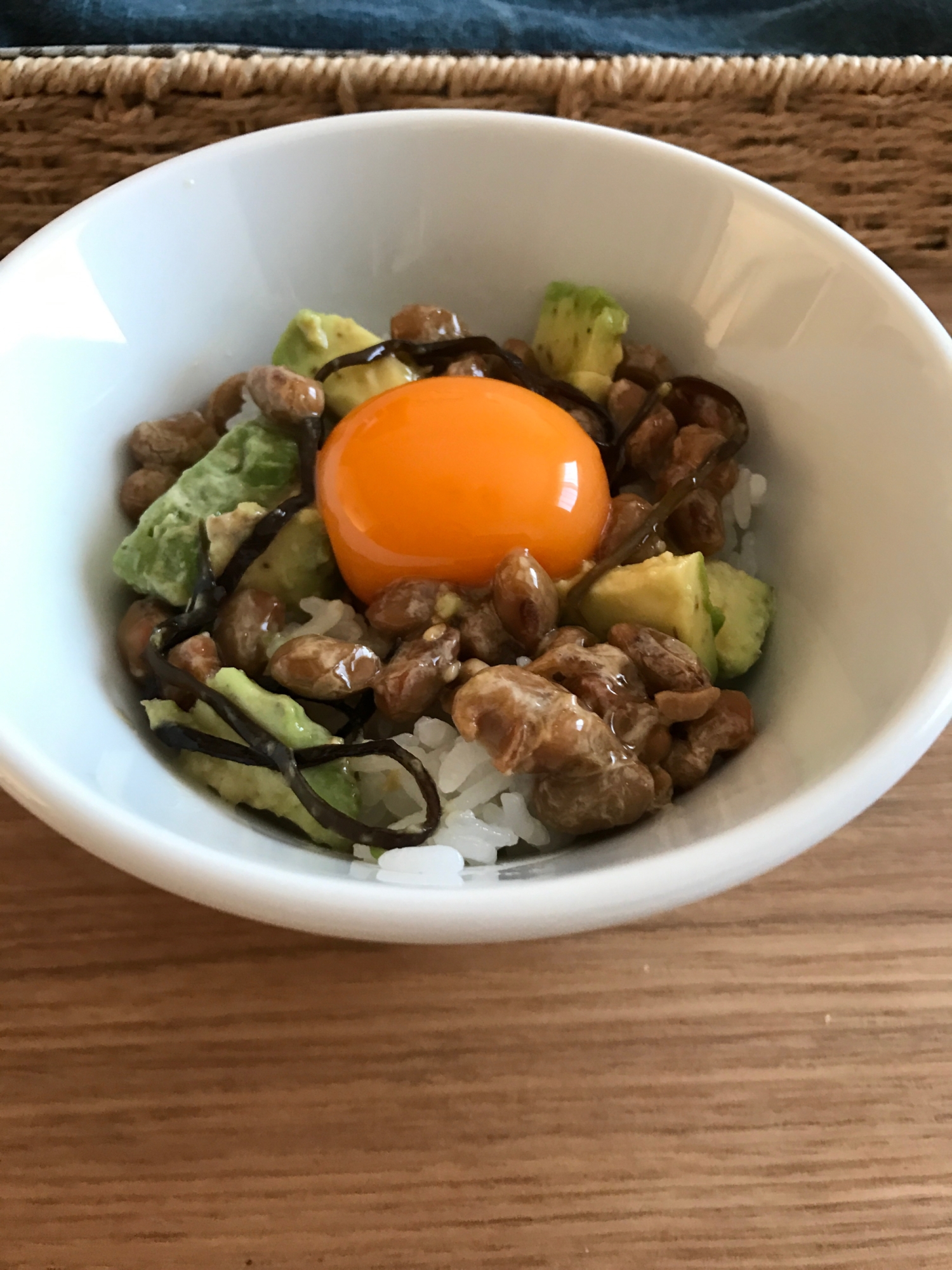 卵のせアボカド塩こんぶ納豆丼