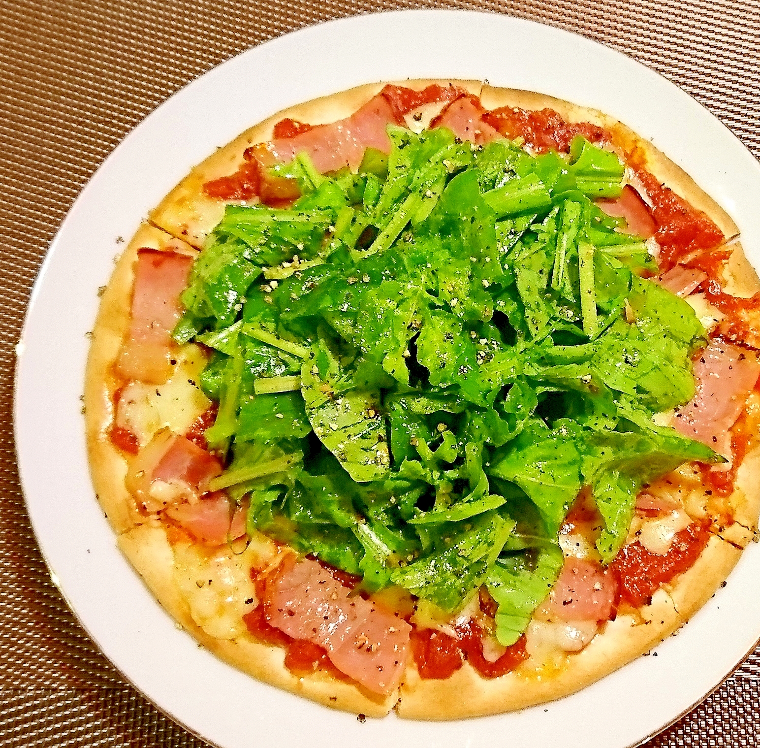 ルッコラ（埼玉県産）とベーコンのピザ