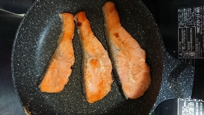 フライパンで焼き鮭