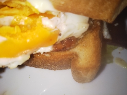 卵とベーコンのケチャップホットサンド