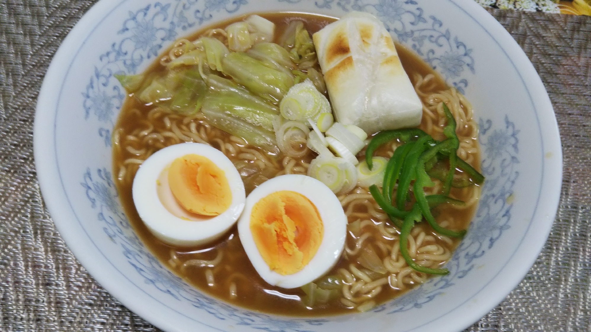 餅とキャベツと茹で卵とピーマンのみそラーメン☆