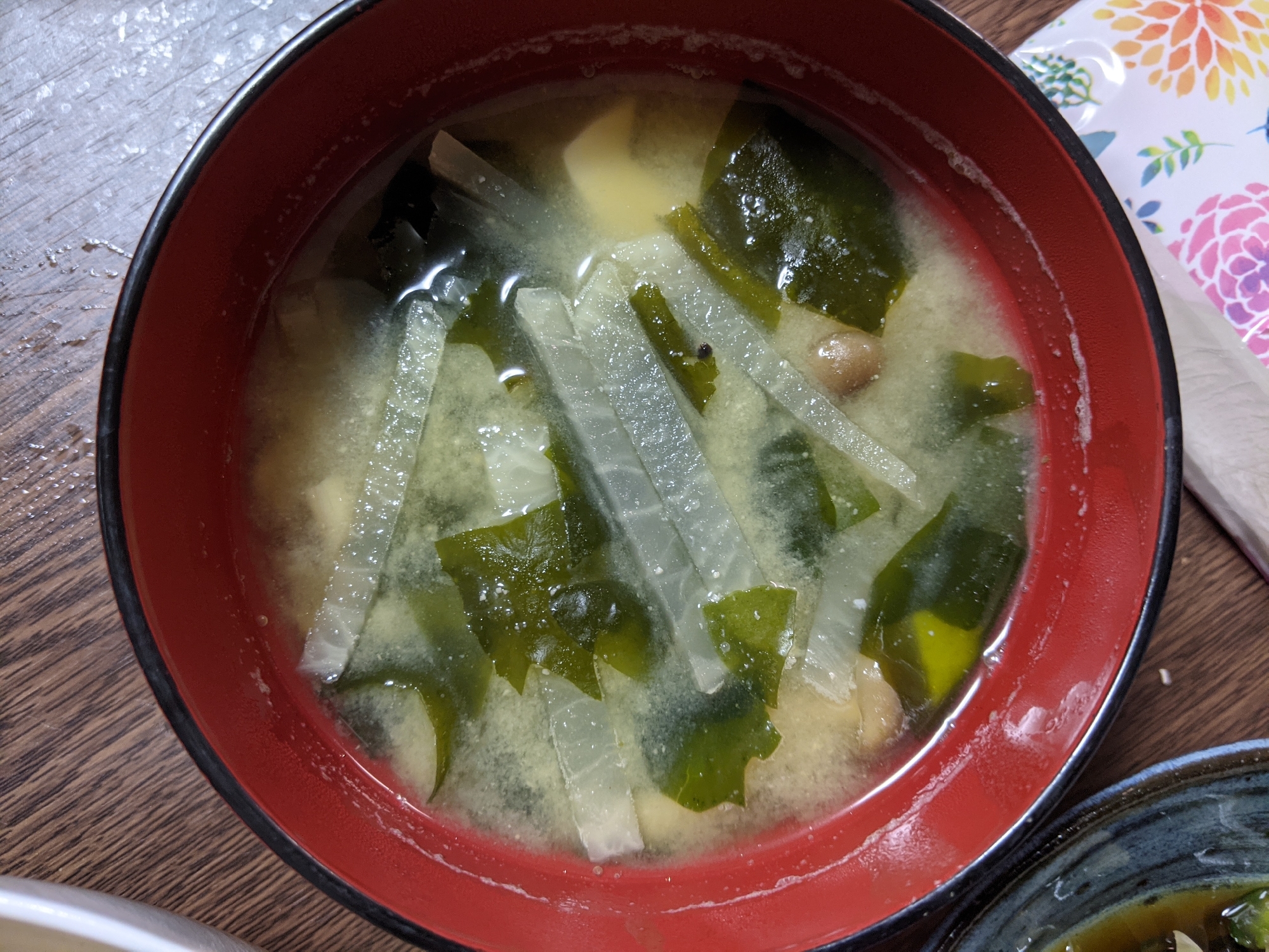 しめじと大根と豆腐とわかめの味噌汁