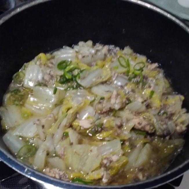 白菜と鯖の水煮缶とネギの煮物
