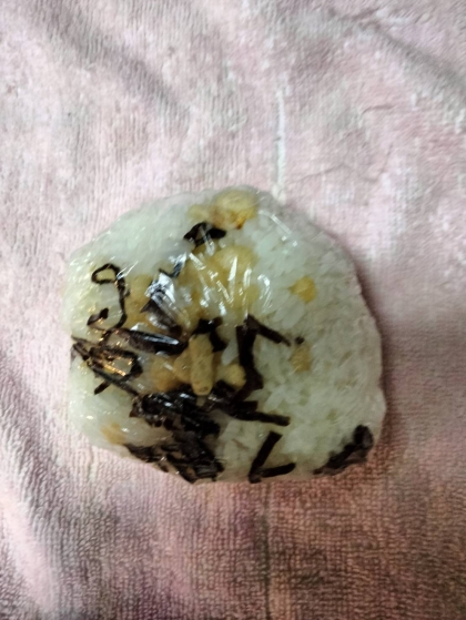 塩昆布天かす白ごまのおにぎり