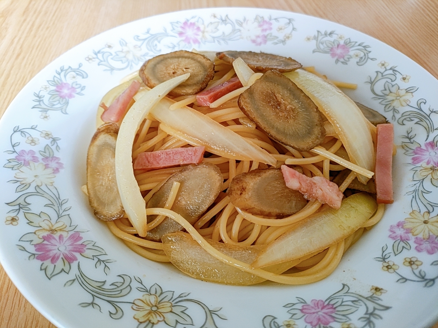 玉ねぎとごぼうとベーコンの和風パスタ