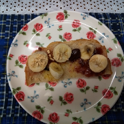 ごま風味☆バナナと苺ジャムときな粉のトースト