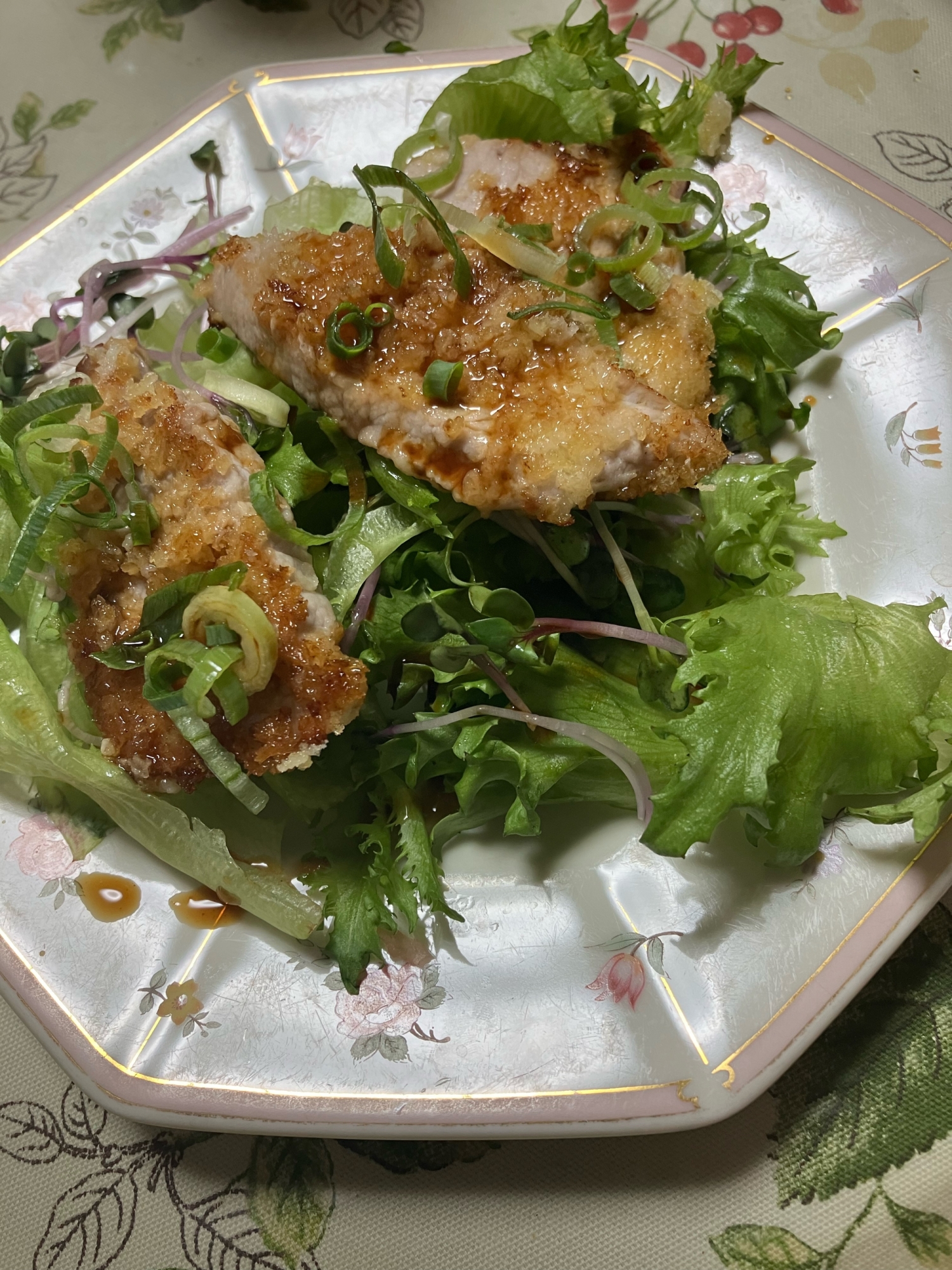 ヘルシー揚げ焼きヒレとんかつリーフサラダ！