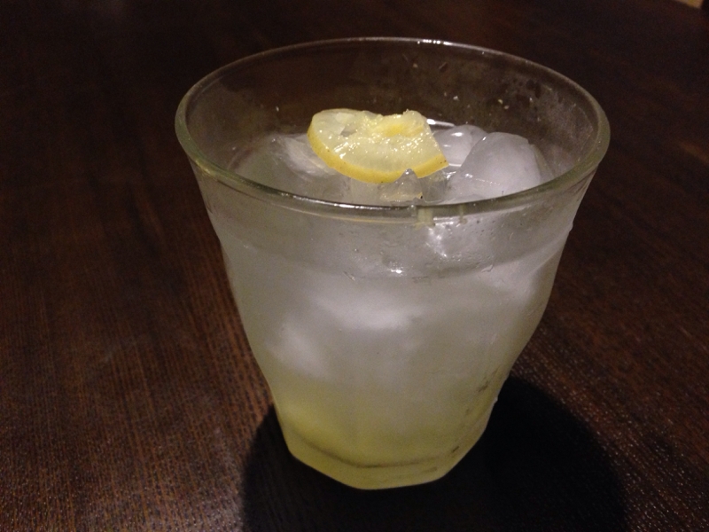 透明なグラスに入った塩レモンジンジャー