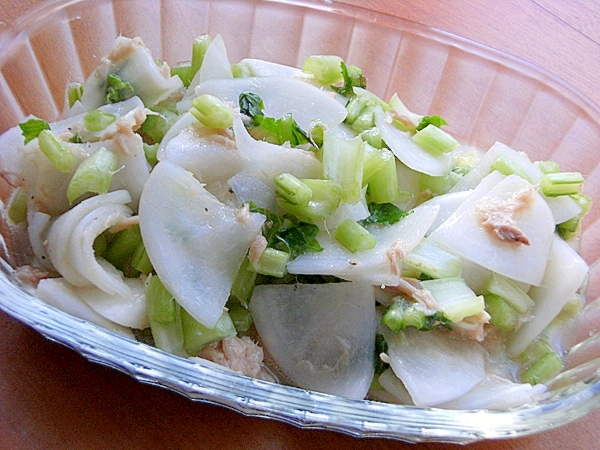 透明な器に盛り付けられたかぶの葉のツナサラダ