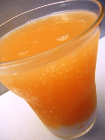 北海道限定名物ドリンク（？）のリボンナポリン・ゼロカロリーでヽ(^。^)ノ♪
リボンちゃんの毒々しいオレンジ色がクリ～ミ～になり、お味もまろやかでした^m^♡