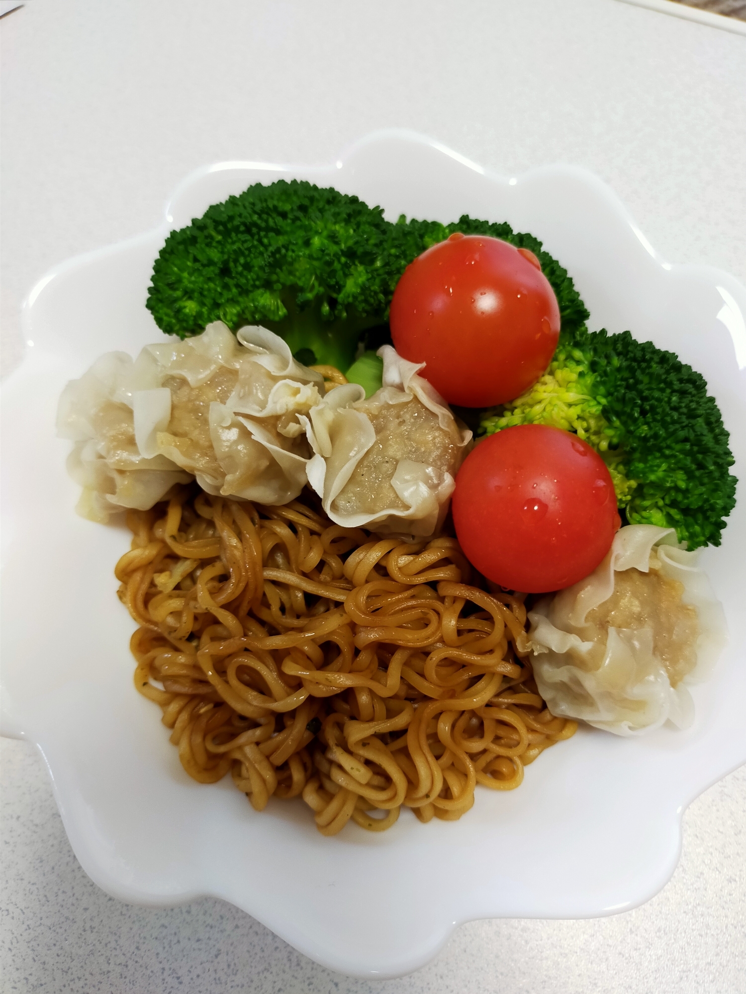 カップ麺で♪ブロッコリーと焼売の彩り焼きそば