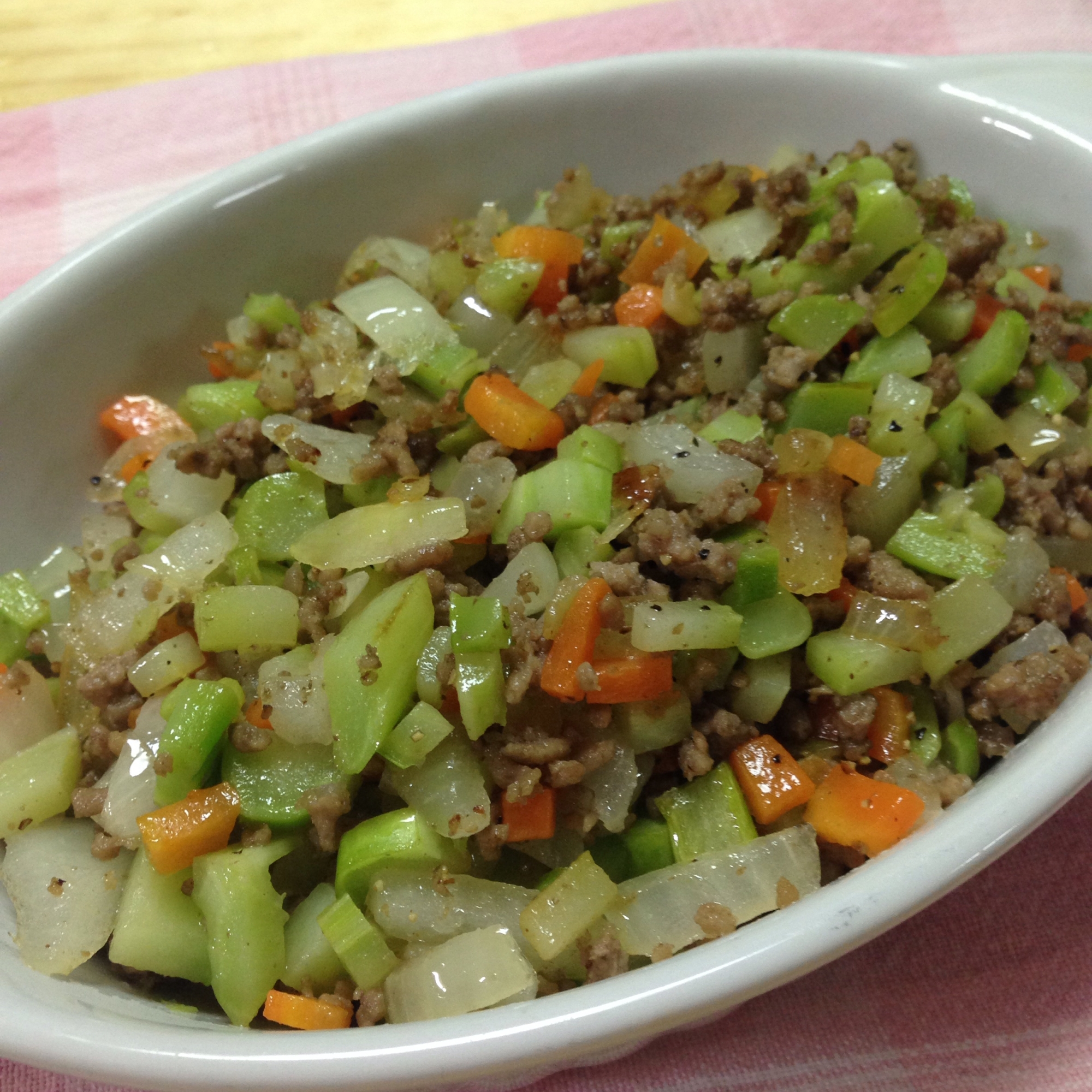 ブロッコリーの茎de人参玉ねぎひき肉のバター醤油♪