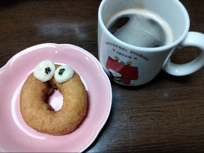 こんにちは。ミスド食べたい‥私のは小袋に入ったドーナツ菓子で、バナナは端の小さめ◯をのせました。楽しいおやつセットできました(๑´ڡ`๑)レシピ有難うございまし