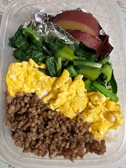 小松菜と卵、ひき肉の相性がとてもいい♪
彩りもいいので、お弁当にぴったりですね。