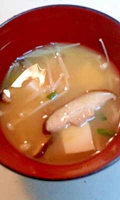 豆腐とキノコの生姜味噌汁