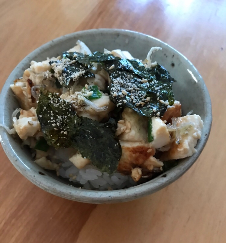 木綿豆腐とじゃこのめんつゆ炒め丼