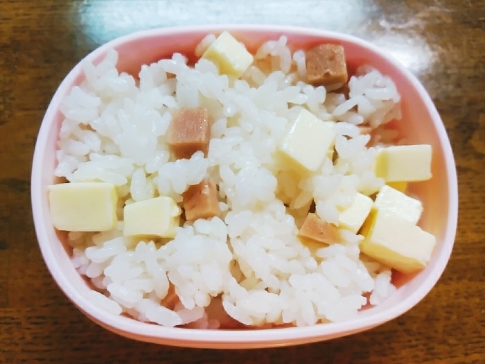 ハムとｶﾏﾝﾍﾞｰﾙﾁｰｽﾞのご飯