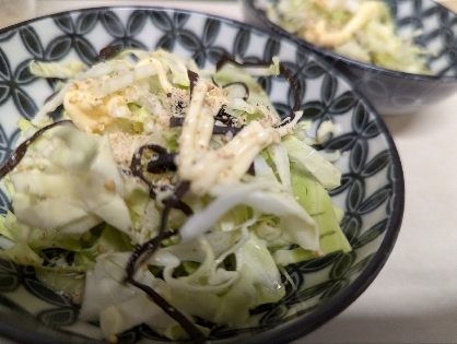 塩昆布とごまとごま油マヨキャベツサラダ