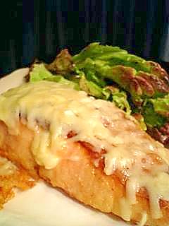 フライパンで簡単！サーモンのチーズ焼き♪