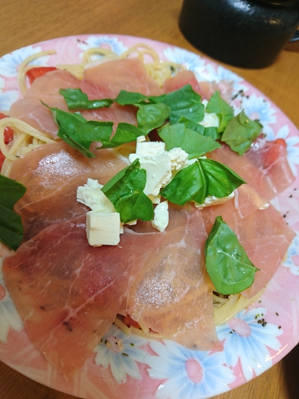 ベランダ菜園のバジルをトッピング。いいお天気だったのでひんやりトマトのパスタ最高でした！ごちそうさまでした(о＾∇＾о)