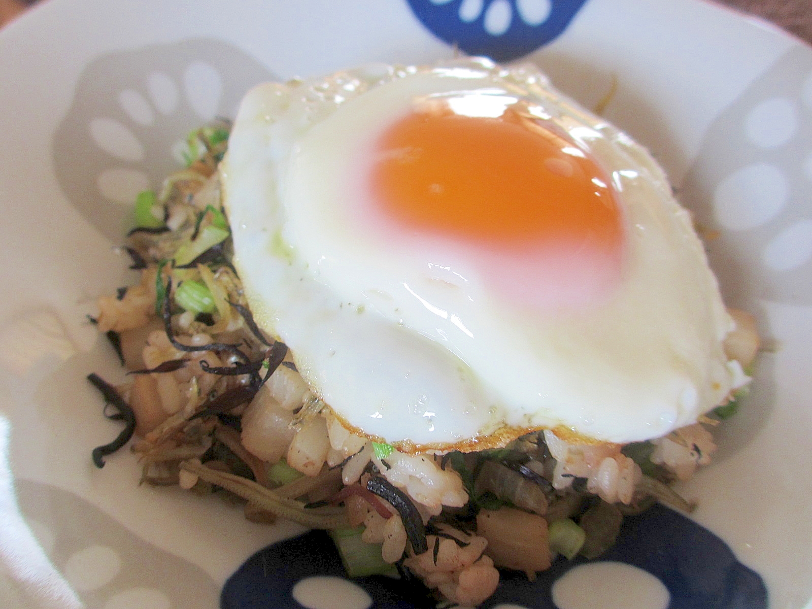 カブとひじきとジャコのチャーハン目玉焼きのせ