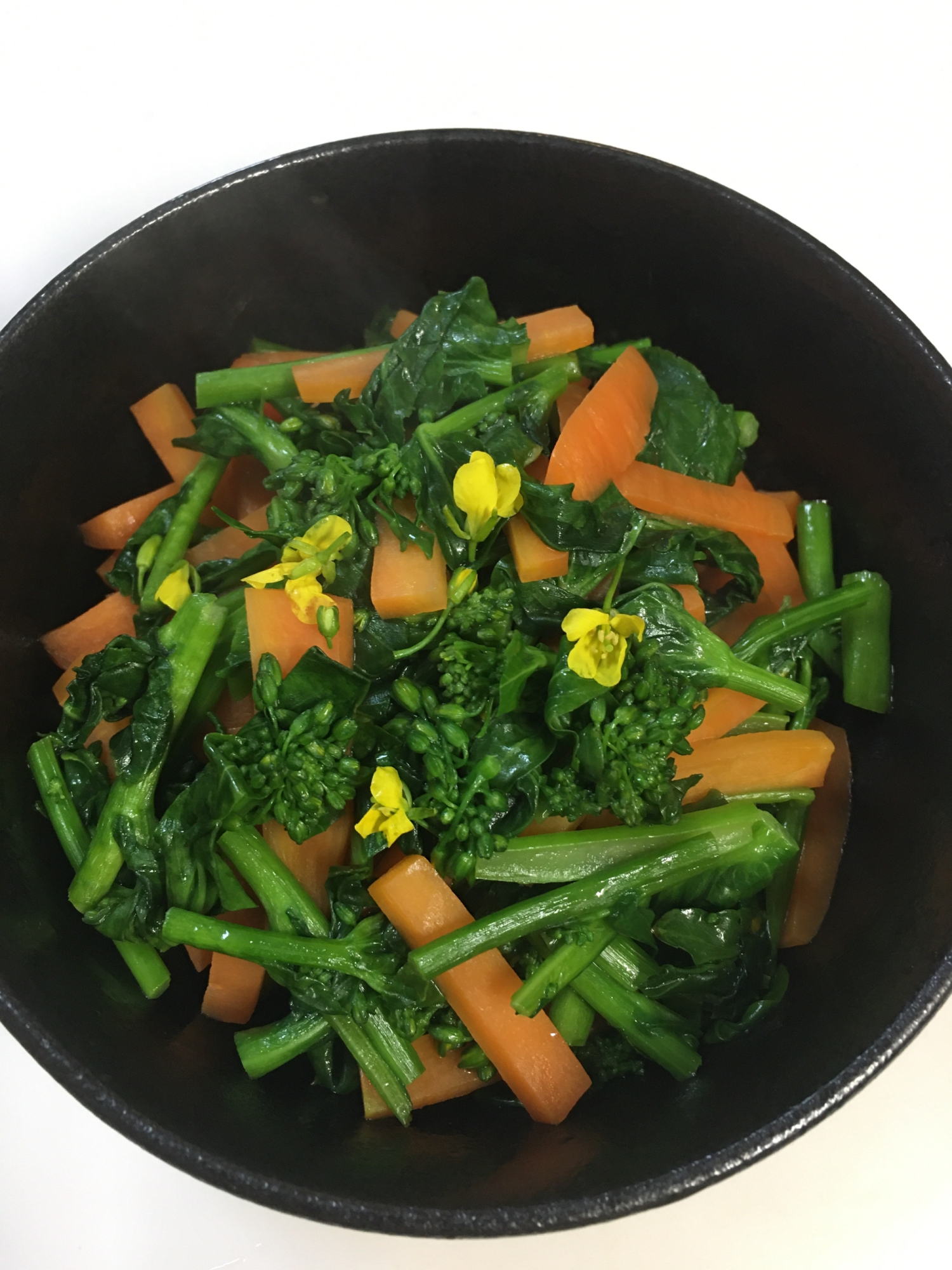 黒いお皿に盛り付けられたアスパラ菜とにんじんの塩ナムル