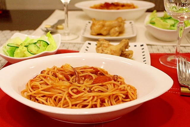 ニンニクがきいてるぅ!イカとキャベツのトマトパスタ