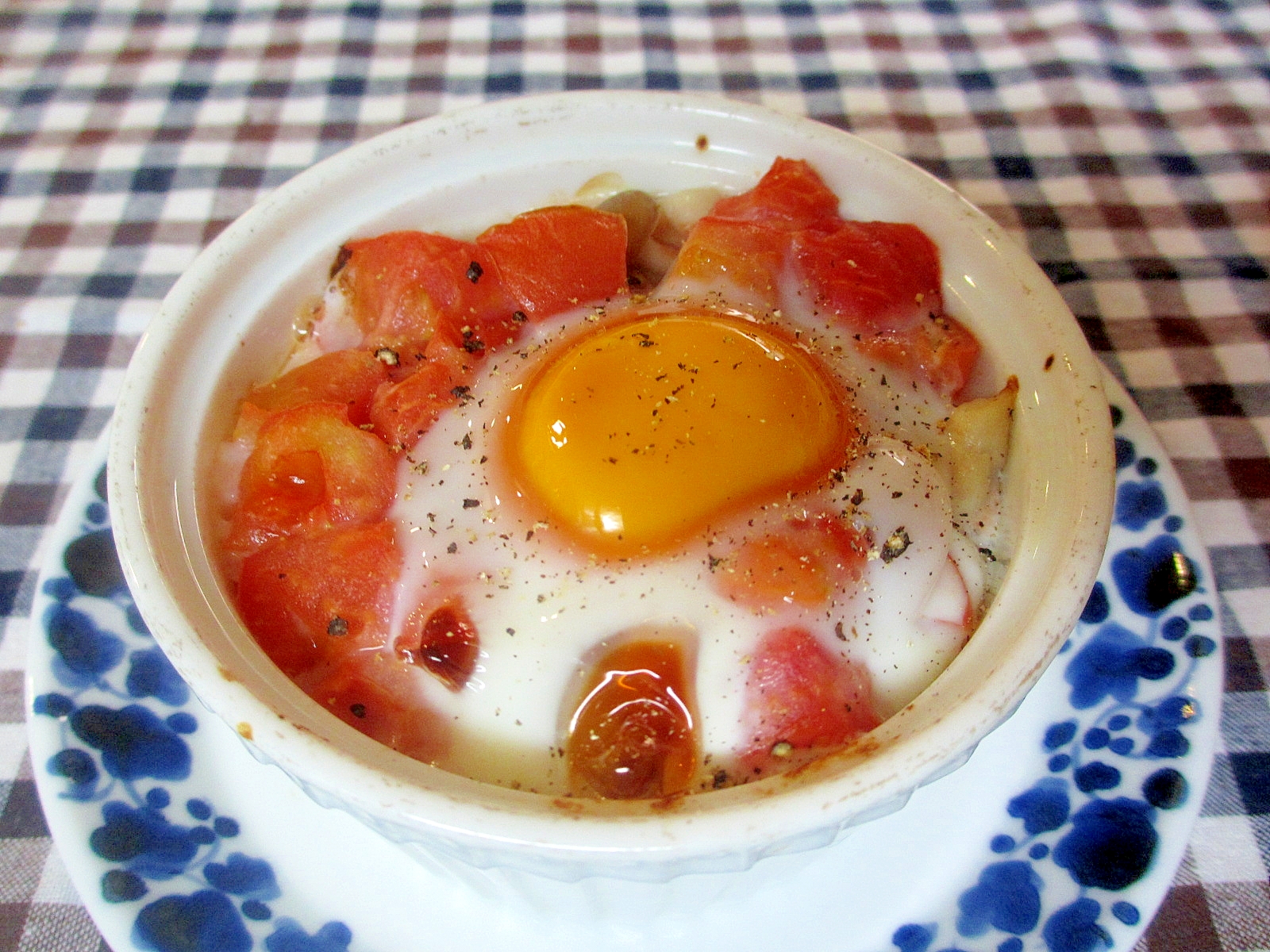 卵とトマトとしめじのココットカマン