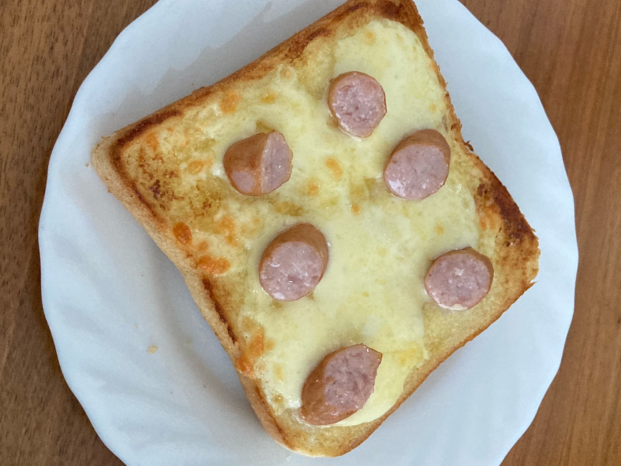 国産チーズとウインナーのトースト