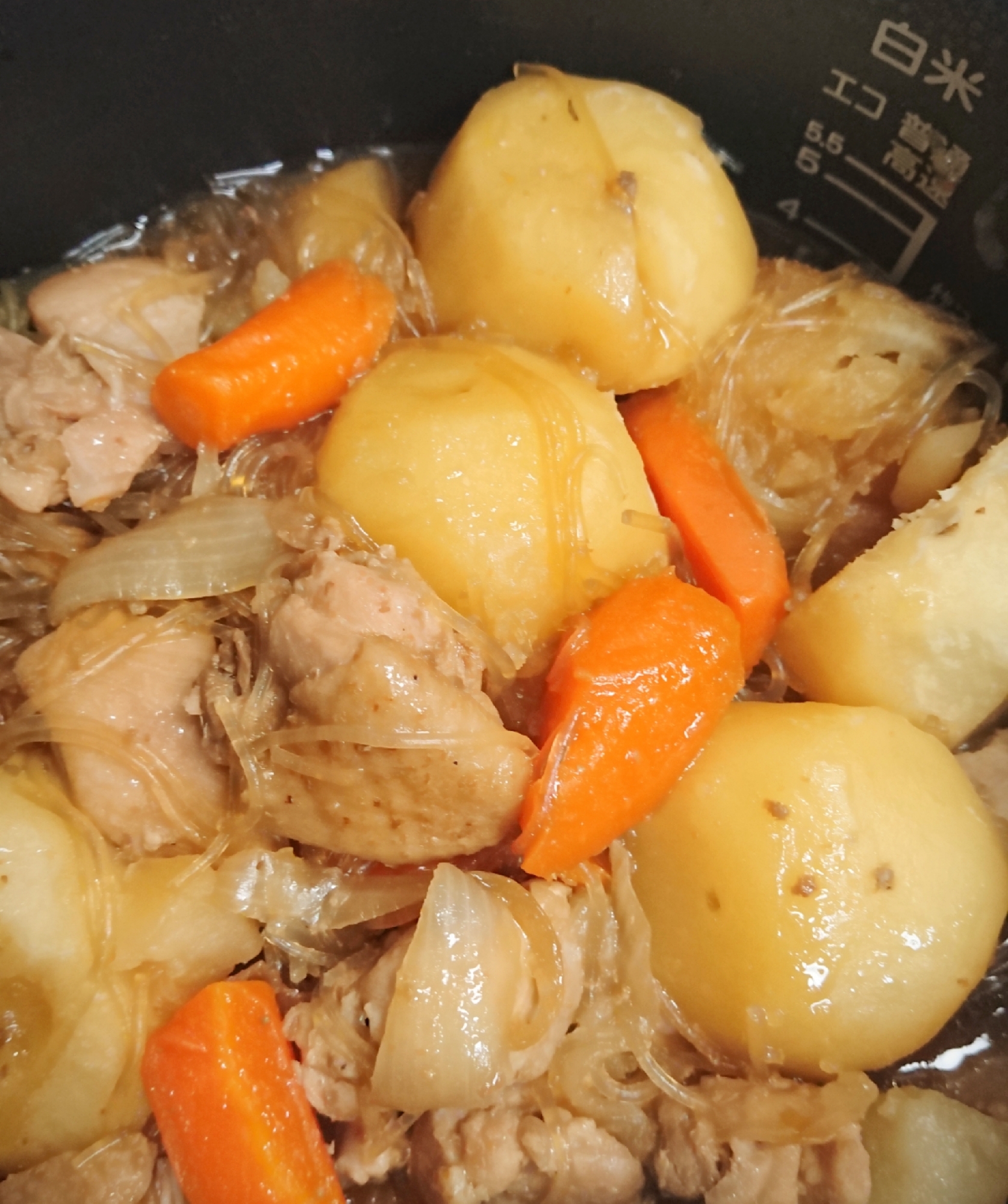 炊飯器とすき焼きのタレで簡単♪鶏肉と春雨の肉じゃが