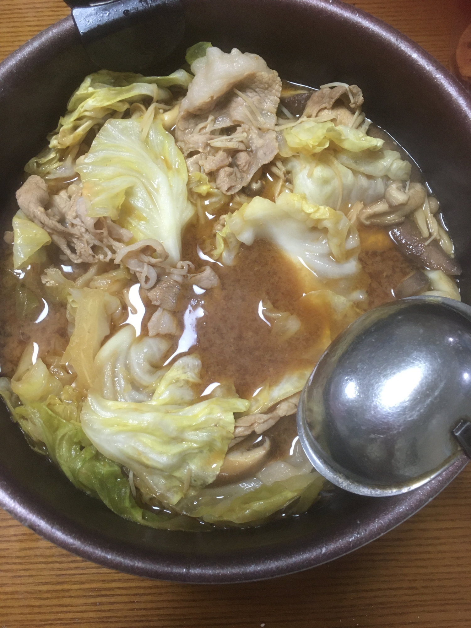 キャベツx大量消費　豚肉の赤だし鍋