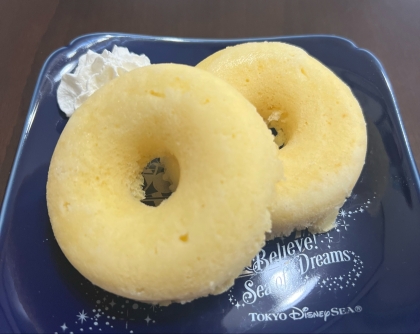 ダイソーのシリコンドーナツ型で作りました♪半量で6個作れました。上部が生っぽく見えたので追加でレンチンしたら真ん中の2個が焼け過ぎてしまいました。