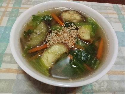 野菜がたっぷり摂れていいですね。ほんのり生姜が効いた中華スープで、ゴマの風味よく美味しかったです。
